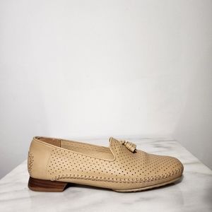 STUART WEITZMAN Tan Perforated Leather Tasseled Loafer, size 9B